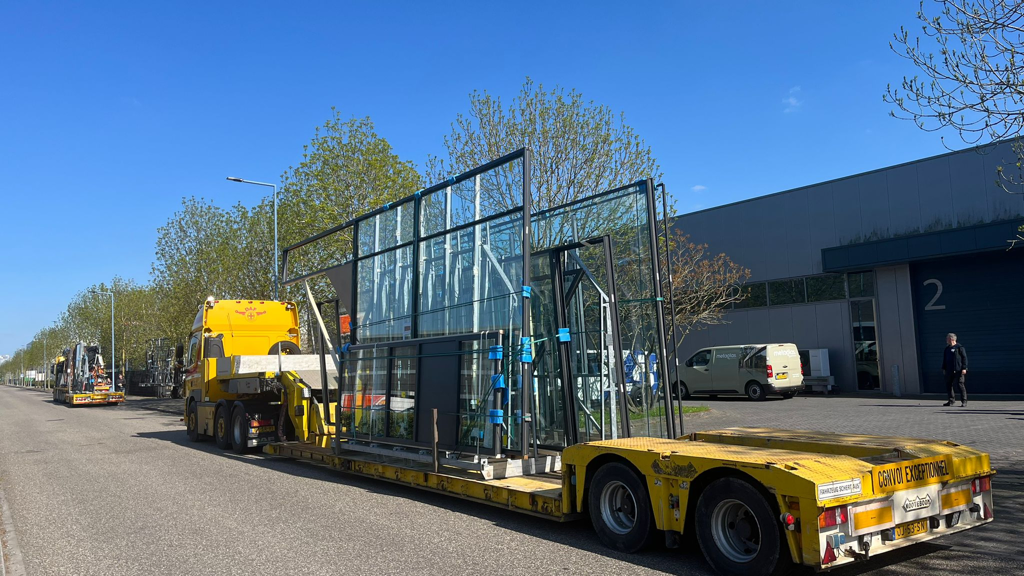 Transport van grote glaspartij