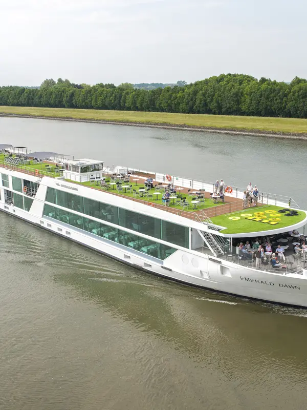 Riviercruiseschip met panoramische aluminium beglazing
