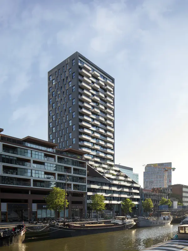 Hoogbouw the muse met aluminium kozijnen en verticale schuiframen