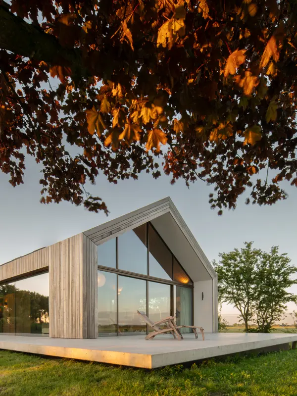 Moderne villa met maatwerk aluminium kozijnen en grote glaspartijen