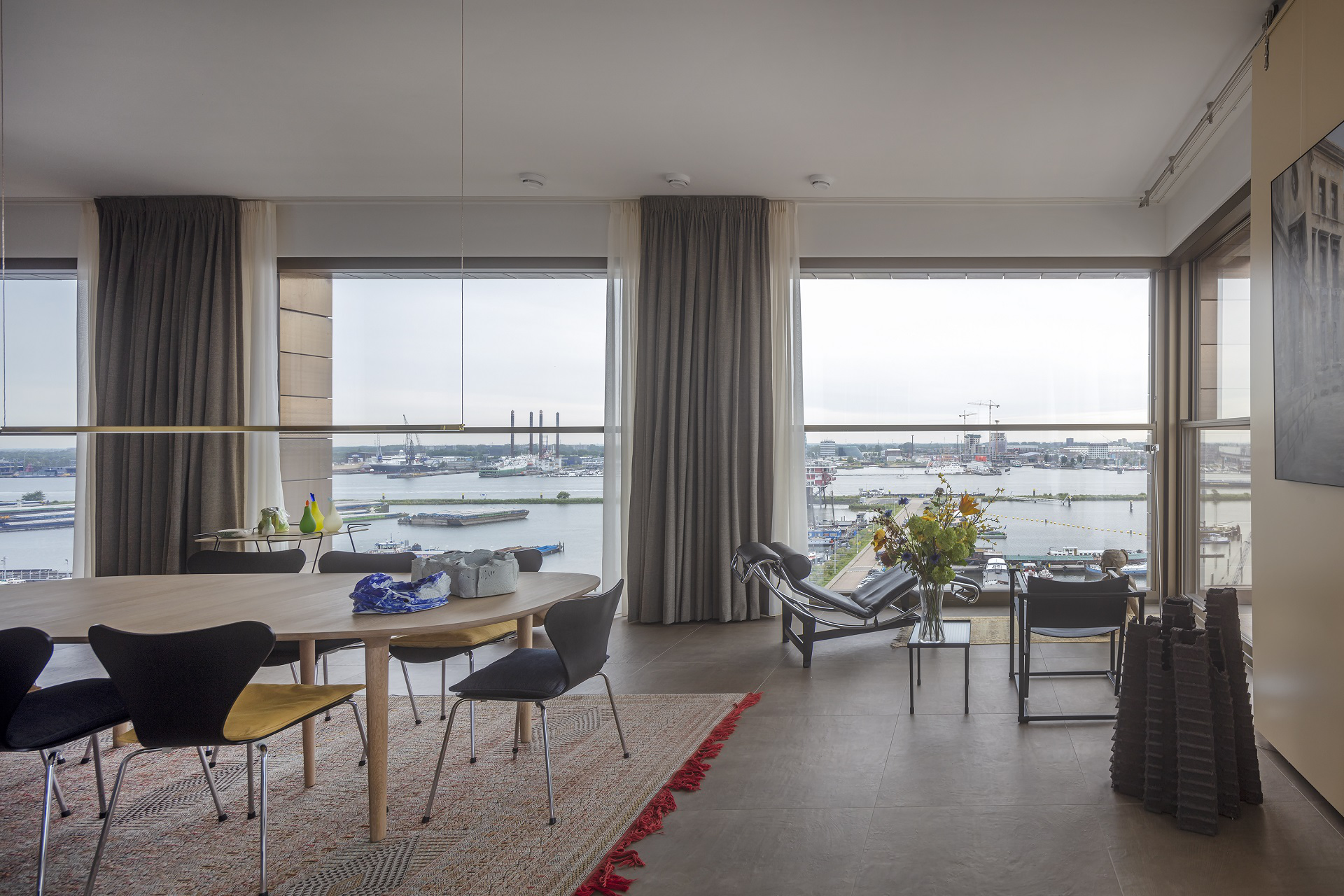 Woonkamer-architectuur-driedelig verticaal schuivende ramem.jpg