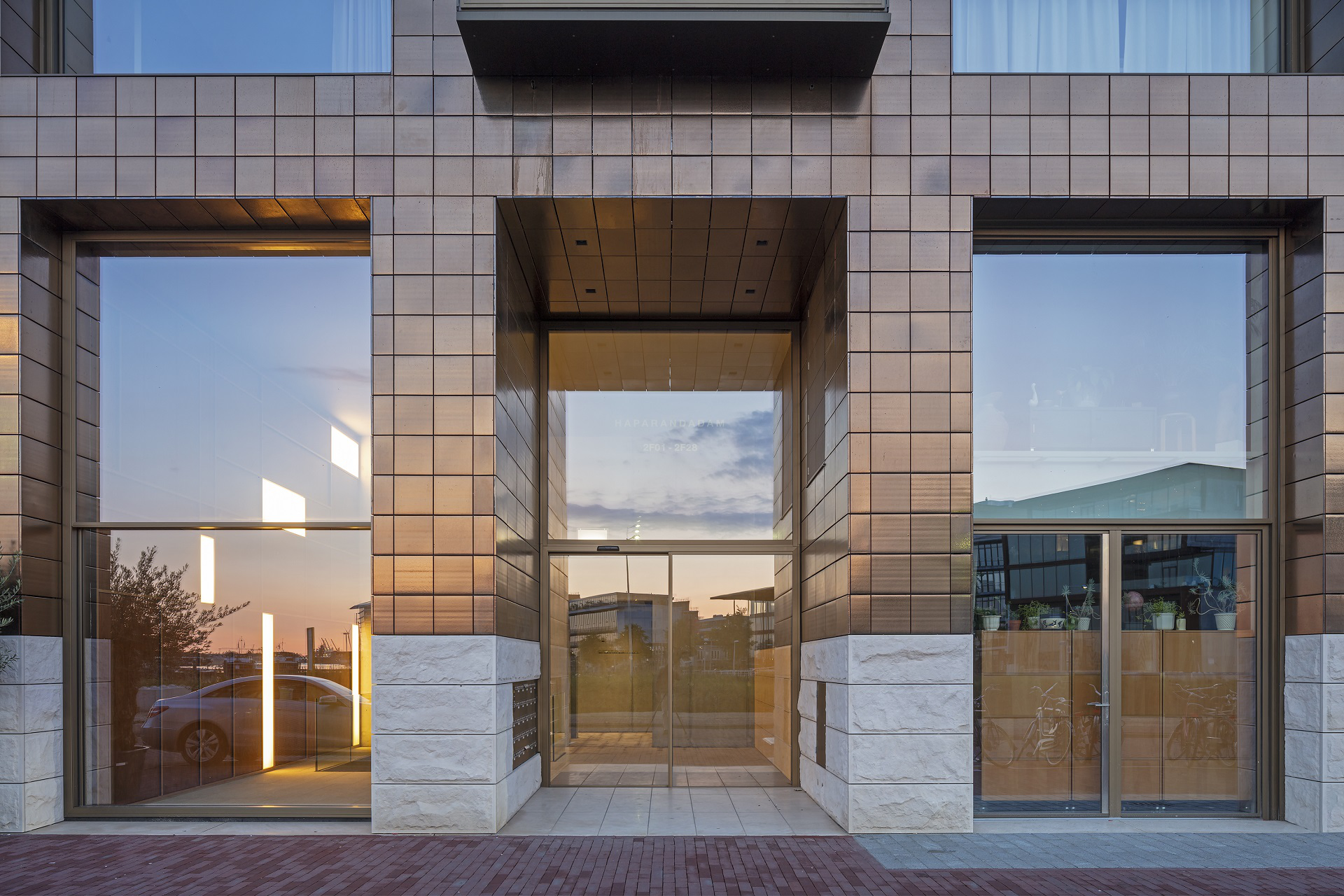 Verticale schuiframen-aluminium kozijnen-Gevelbeeld-Metaglas.jpg